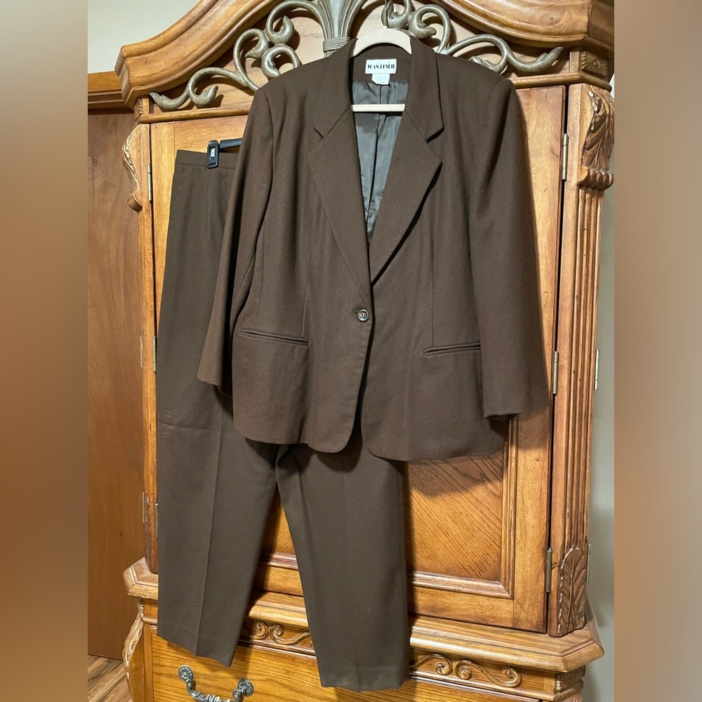 🤎 Women’s Wool Suit